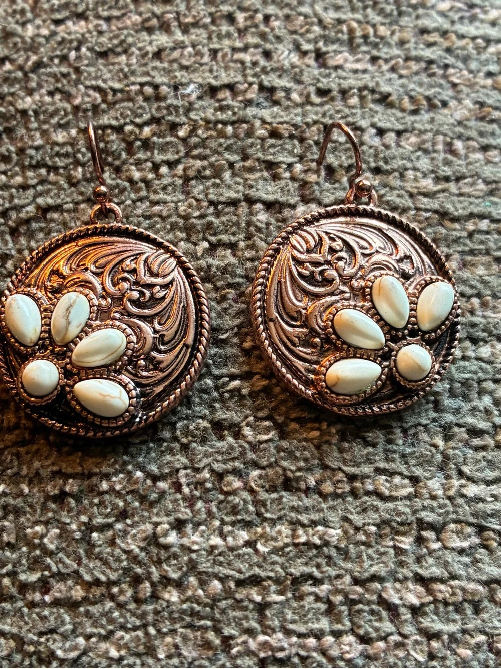 Floral Etched Pendant Necklace & Earrings Set - Cream Accents